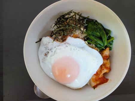 ビビンバ丼 ビビンバ丼 ビビンバ,丼,目玉焼きの写真素材