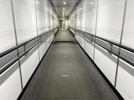 飛行機に搭乗　ボーディングブリッジ 飛行機,airplane,航空機の写真素材