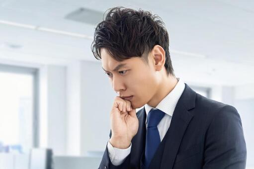 考えごとをする男性ビジネスマン 男性,考える,悩むの写真素材