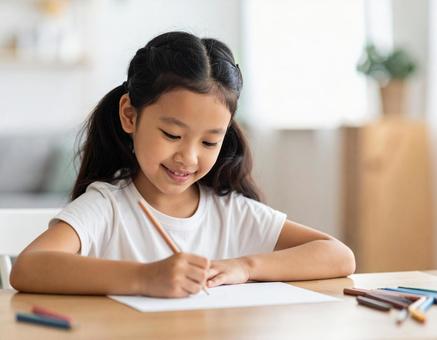 絵を描く女の子02の写真