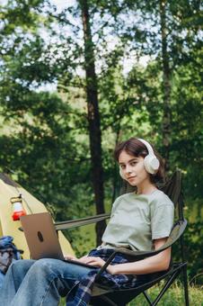 椅子に座り犬を見つめる女性 女性,外国人,キャンプの写真素材