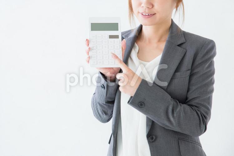 電卓とビジネスウーマン 1人,20代,30代の写真素材