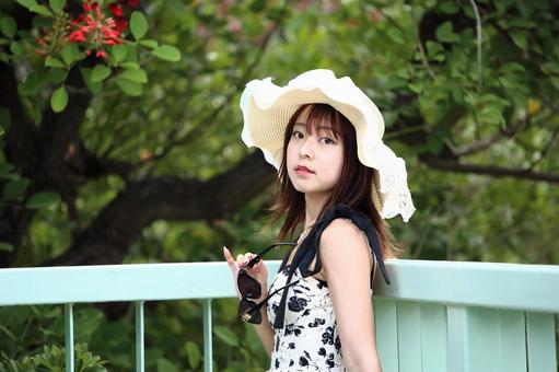 サングラスを手にした女性 サングラスを手にした女性 女性,若い,美しいの写真素材