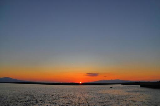 長洲港から眺める夕日の写真