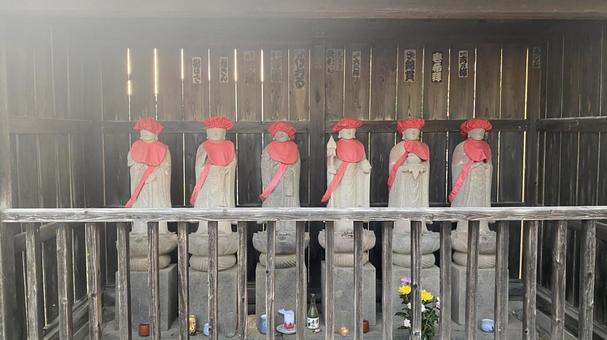 並んで建てられた6体のお地蔵様 並んで建てられた6体のお地蔵様の写真