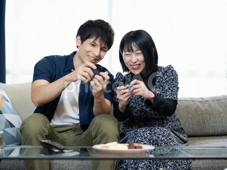 １３：夫婦団らん（ソファー） 団らん,ソファー,女性の写真素材
