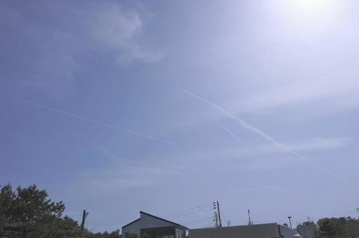 飛行機雲と電線01 飛行機雲と電線01 飛行機雲,電線,電柱の写真素材