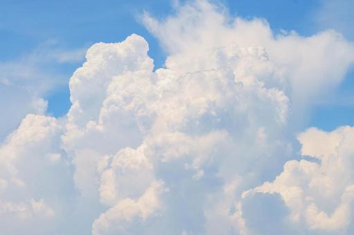 暑い晴れた日の沸き上がる入道雲 暑い晴れた日の沸き上がる入道雲の写真