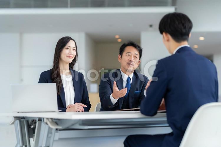 オフィスで会議をする男女のビジネスマン ビジネス,会議,オフィスの写真素材