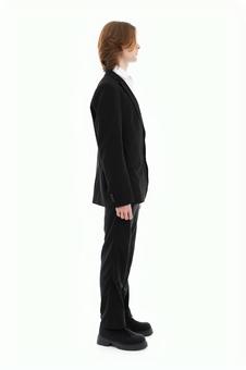 横向きの黒スーツの男性 横向きの黒スーツの男性の写真