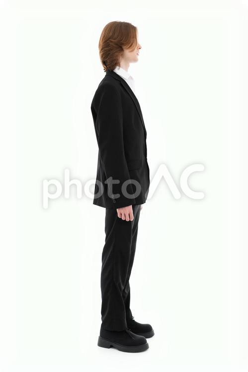 横向きの黒スーツの男性 男性,横向き,横顔の写真素材