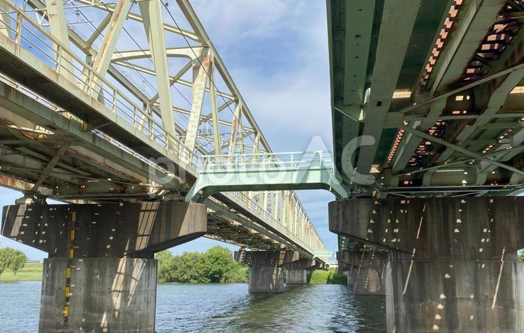 2本の橋と青空 トラス橋,鉄橋,橋脚の写真素材