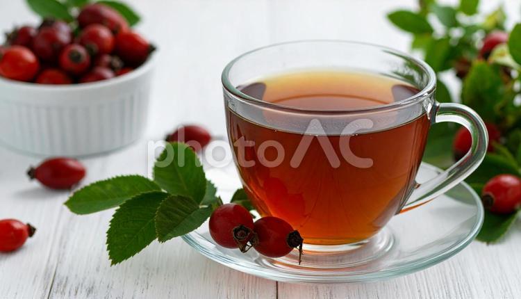 ガラスの器に入った赤いローズヒップティー ハーブティー,ローズヒップティー,お茶の写真素材