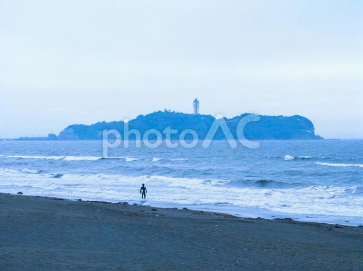 たたずむサーファーと江の島 江の島,サーファー,たたずむの写真素材