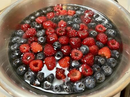 水洗い中のベリー類 ブルーベリー,ラズベリー,水洗いの写真素材