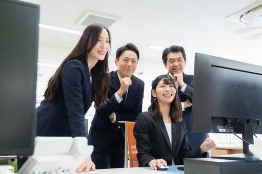 オフィスで仕事をする男女のビジネスマン オフィスで仕事をする男女のビジネスマン ビジネス,会議,ビジネスマンの写真素材