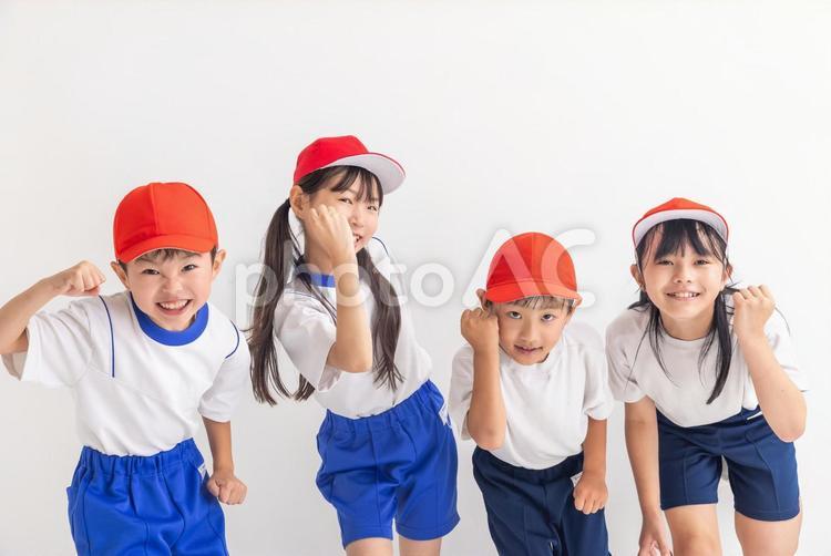 体操着で走り出す小学生　 体操着,小学生,白背景の写真素材