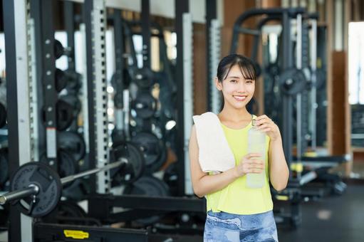 ジムでトレーニングする若い女性 ジム,ダイエット,女性の写真素材