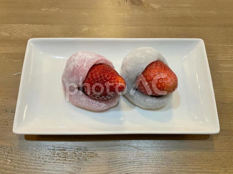 今日のデザート　苺大福つぶ・こしあん 苺大福,デザート,つぶあん赤の写真素材