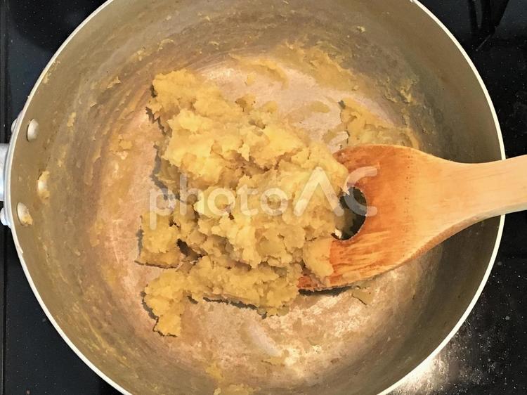 さつまいも　ペースト　鍋で練り上げる さつまいも,ペースト,スイートポテトの写真素材