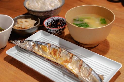 焼きさんまの夕食 夕食,和食,焼き魚の写真素材