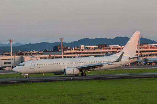 午後便、まだ熱を残すアスファルト 午後便、まだ熱を残すアスファルト 飛行機,航空機,旅客機の写真素材