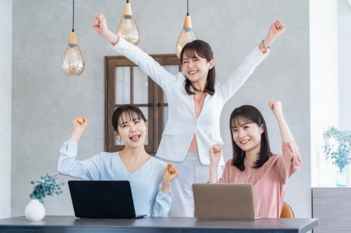 ガッツポーズをする私服の女性3人 ガッツポーズをする私服の女性3人 ミーティング,笑顔,ビジネスの写真素材