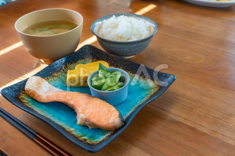 焼き鮭と卵焼きの朝食 朝食,和食,焼き鮭の写真素材