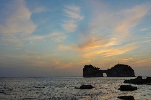 円月島の夕日【和歌山県西牟婁郡白浜町】 円月島,夕日,夕焼けの写真素材