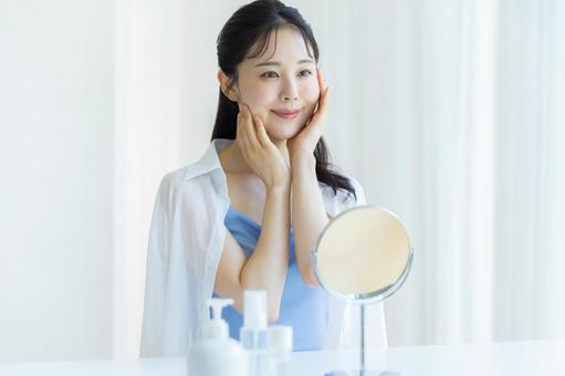 スキンケアをする女性 スキンケアをする女性 美容,ビューティー,女性の写真素材