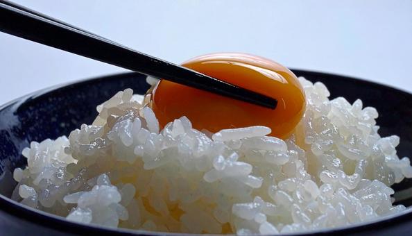 卵かけご飯 生卵の黄身を箸でつぶす 卵かけご飯 生卵の黄身を箸でつぶすの写真