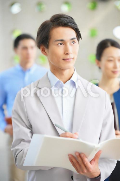 横を向いている3人のオフィスワーカー ビジネスマン,ビジネスウーマン,会社員の写真素材