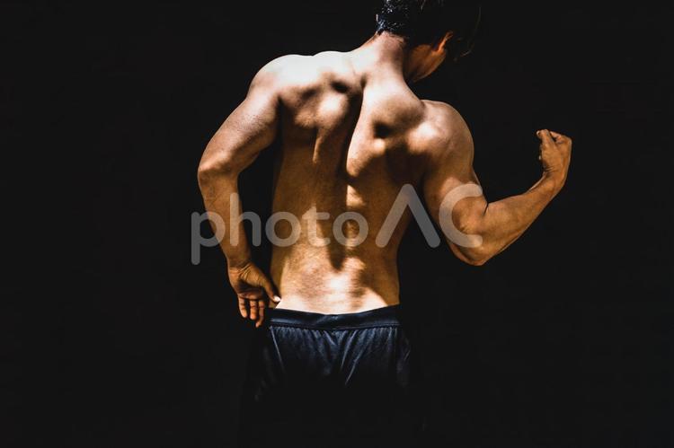 背筋を鍛える男性（背中） 背筋,背中,筋肉の写真素材