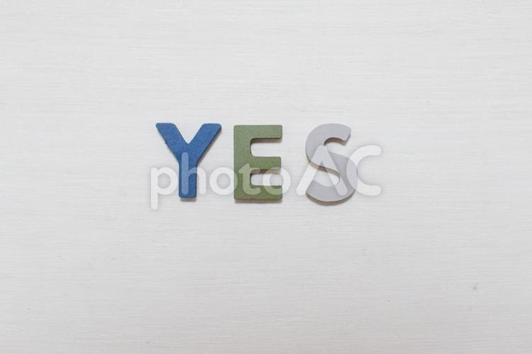 YESの文字が白背景の上にある yes,選択,口コミの写真素材