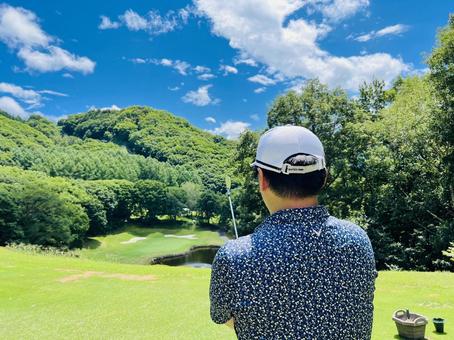 高原ゴルフ場でドライバーショット準備 ゴルフ,ゴルフ場,男性の写真素材