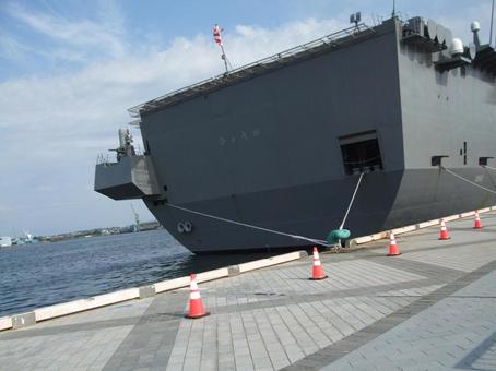 護衛艦をつなぎとめているロープと係船柱 護衛艦をつなぎとめているロープと係船柱の写真