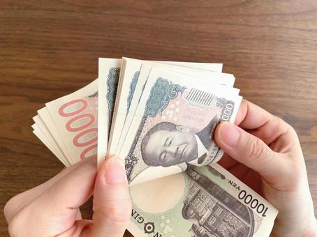 お金を数える女性の手元のアップ お金を数える女性の手元のアップ お金,数える,手の写真素材