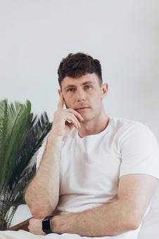 考えるポーズの男性 男性,外国人,欧米人の写真素材