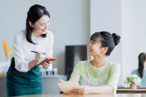 カフェで注文する若い女性 カフェ,注文,ランチの写真素材
