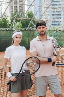 ラケットを持ち並ぶ男性と女性テニス選手 男女,外国人,テニスの写真素材