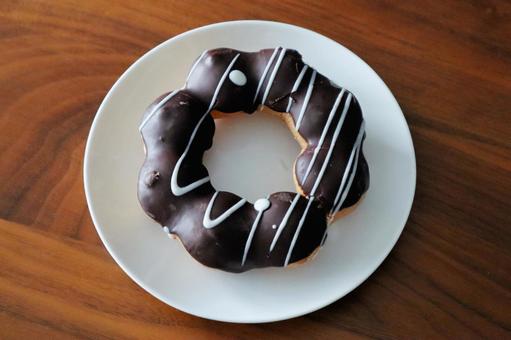 もちもち食感のチョコレートドーナツ（白い チョコレート,コーティング,アイシングの写真素材