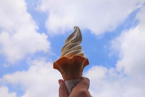 ソフトクリームと空 ソフトクリームと空 ソフトクリーム,アイス,アイスクリームの写真素材