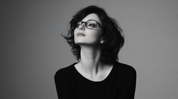 黒縁の眼鏡をかけた女性の横顔 黒縁の眼鏡をかけた女性の横顔の写真