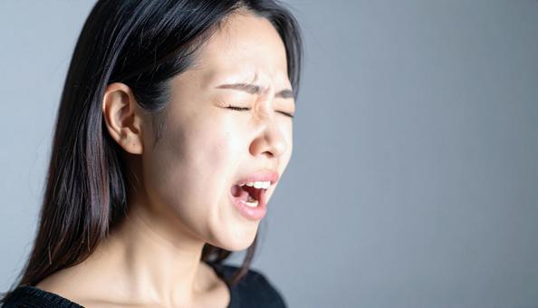 悲しくて泣く日本人女性・暗いイメージ 悲しくて泣く日本人女性・暗いイメージの写真