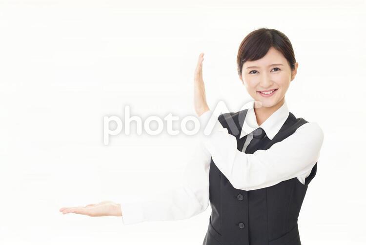 掌を見せる笑顔のビジネスウーマン 女性,ビジネスウーマン,女の写真素材