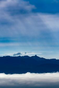 雲海と山並みの美しい青 雲海と山並みの美しい青の写真