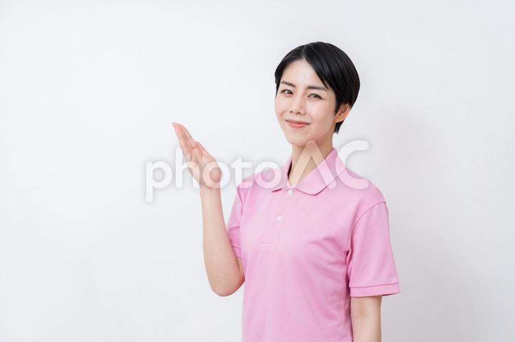 提案する介護福祉士の女性。 紹介,推薦,お薦めの写真素材