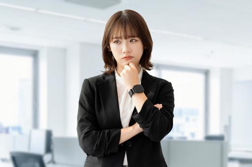 考えごとをする若い女性・ビジネスウーマン 女性,考える,悩むの写真素材