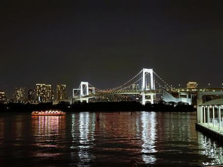 夜のお台場から見た景色 東京湾と摩天楼 夜のお台場から見た景色 東京湾と摩天楼の写真