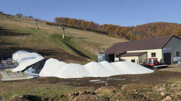 シーズン前のスキー場スノーマシーン 木々,スノーマシーン,菅平の写真素材